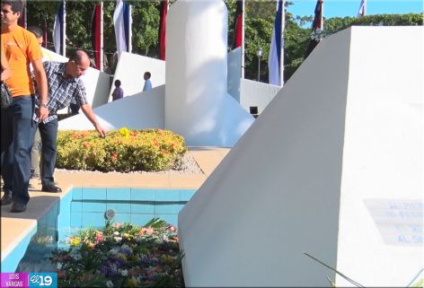 Pueblo de Nicaragua coloca ofrendas florales en Mausoleo del Comandante Carlos Fonseca