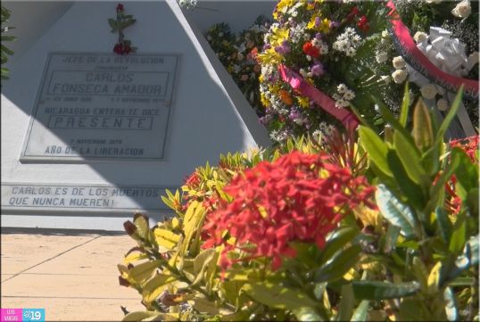Pueblo de Nicaragua coloca ofrendas florales en Mausoleo del Comandante Carlos Fonseca