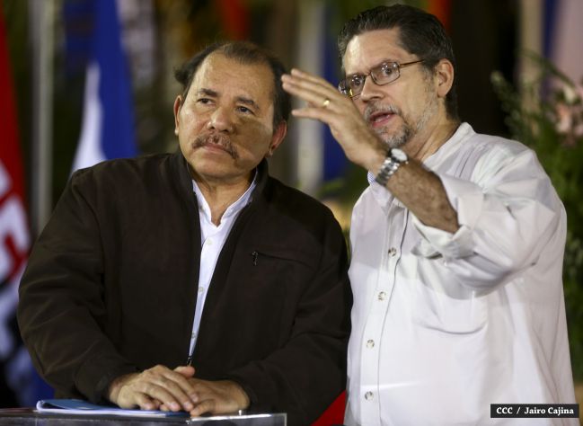 Daniel y Rosario rinden homenaje el Comandante Carlos Fonseca Amador