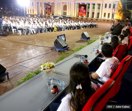 Daniel y Rosario rinden homenaje el Comandante Carlos Fonseca Amador