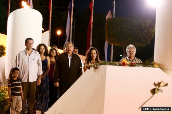 Daniel y Rosario rinden homenaje el Comandante Carlos Fonseca Amador