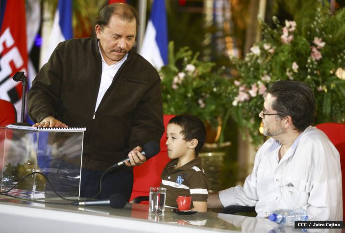 Daniel y Rosario rinden homenaje el Comandante Carlos Fonseca Amador