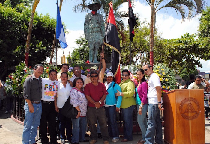 Familias rinden honores a General Sandino en Niquinohomo (18 Mayo 2013)
