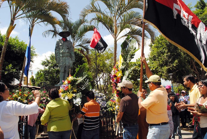 Familias rinden honores a General Sandino en Niquinohomo (18 Mayo 2013)