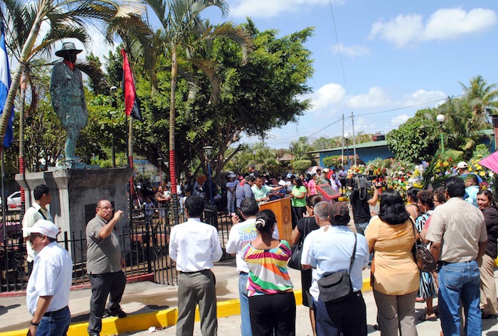 Familias rinden honores a General Sandino en Niquinohomo (18 Mayo 2013)
