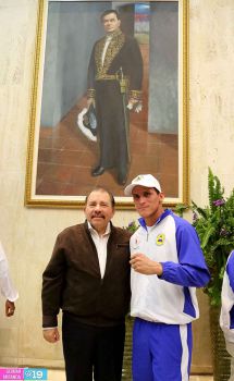 Daniel abandera delegación que participará en Juegos Centroamericanos y del Caribe