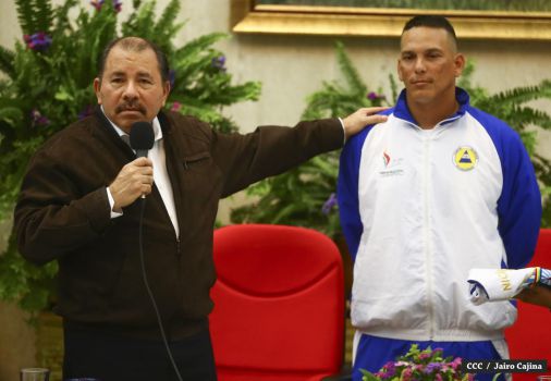 Daniel abandera delegación que participará en Juegos Centroamericanos y del Caribe