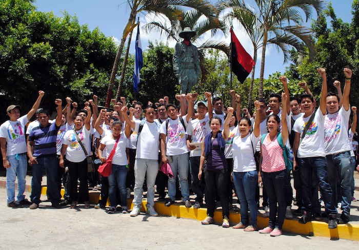 Familias rinden honores a General Sandino en Niquinohomo (18 Mayo 2013)