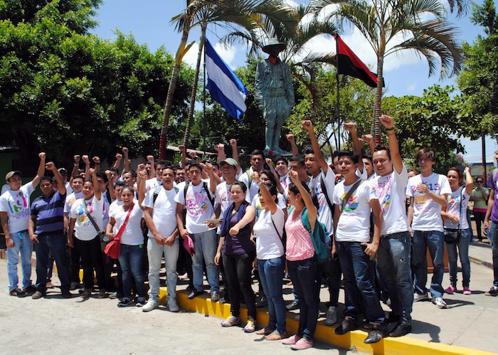 Familias rinden honores a General Sandino en Niquinohomo (18 Mayo 2013)