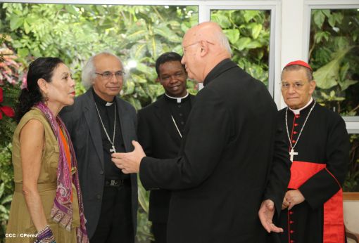 Daniel y Rosario se reúnen con Presidente del Pontificio Consejo para las Comunicaciones Sociales