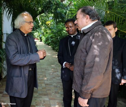 Daniel y Rosario se reúnen con Presidente del Pontificio Consejo para las Comunicaciones Sociales