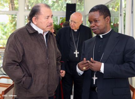 Daniel y Rosario se reúnen con Presidente del Pontificio Consejo para las Comunicaciones Sociales