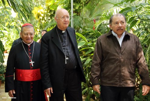 Daniel y Rosario se reúnen con Presidente del Pontificio Consejo para las Comunicaciones Sociales
