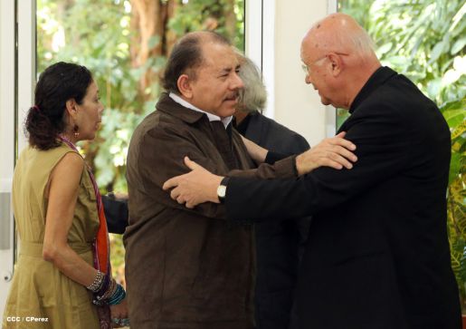 Daniel y Rosario se reúnen con Presidente del Pontificio Consejo para las Comunicaciones Sociales