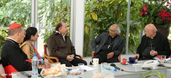 Daniel y Rosario se reúnen con Presidente del Pontificio Consejo para las Comunicaciones Sociales