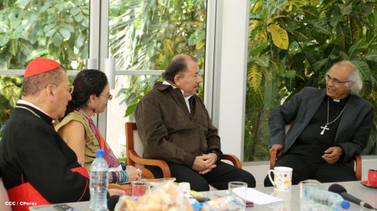 Daniel y Rosario se reúnen con Presidente del Pontificio Consejo para las Comunicaciones Sociales