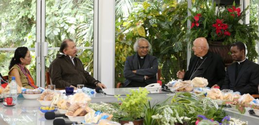 Daniel y Rosario se reúnen con Presidente del Pontificio Consejo para las Comunicaciones Sociales