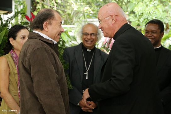 Daniel y Rosario se reúnen con Presidente del Pontificio Consejo para las Comunicaciones Sociales
