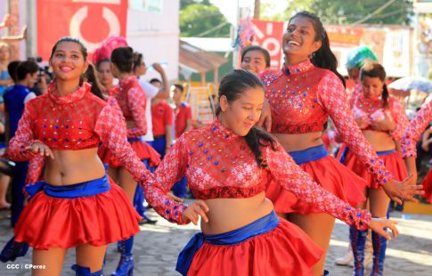 Turistas nacionales y extranjeros disfrutaron del Carnaval Acuático en Río San Juan