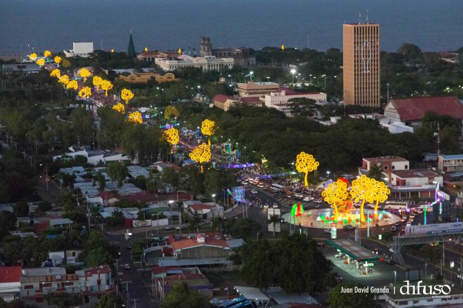 Luces de Vida, Amor y Esperanza iluminan Avenida de Bolívar a Chávez
