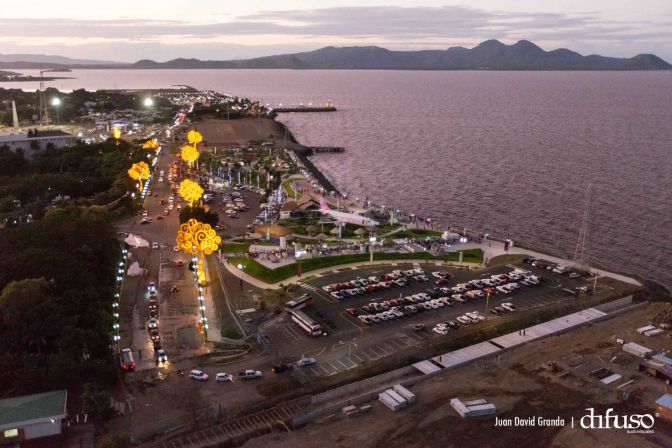 Luces de Vida, Amor y Esperanza iluminan Avenida de Bolívar a Chávez