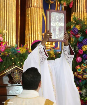 Nicaragüenses desbordados en fe y fervor en tradicional Lavada de la Plata