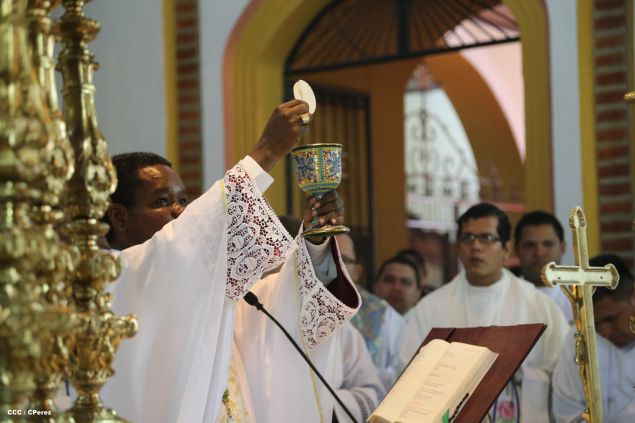 Nicaragüenses desbordados en fe y fervor en tradicional Lavada de la Plata