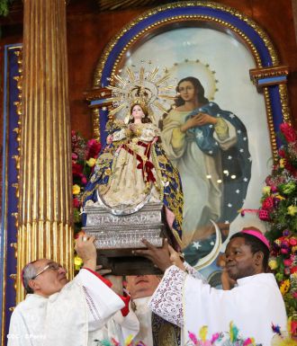 Nicaragüenses desbordados en fe y fervor en tradicional Lavada de la Plata
