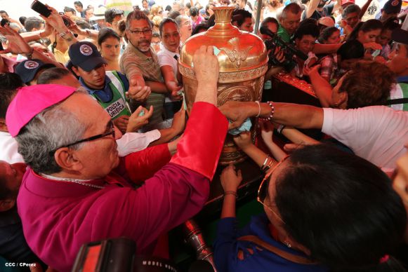 Nicaragüenses desbordados en fe y fervor en tradicional Lavada de la Plata