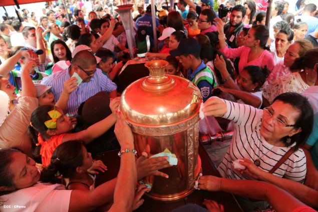Nicaragüenses desbordados en fe y fervor en tradicional Lavada de la Plata