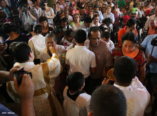 Nicaragüenses desbordados en fe y fervor en tradicional Lavada de la Plata