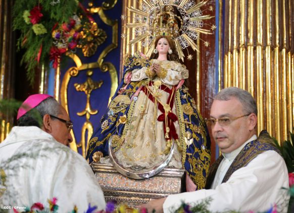 Nicaragüenses desbordados en fe y fervor en tradicional Lavada de la Plata