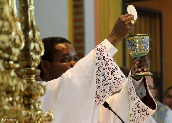 Nicaragüenses desbordados en fe y fervor en tradicional Lavada de la Plata