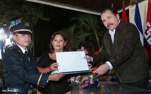 Daniel y Rosario presiden graduación de nuevos miembros de la Policía Nacional