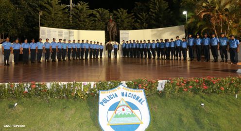Daniel y Rosario presiden graduación de nuevos miembros de la Policía Nacional