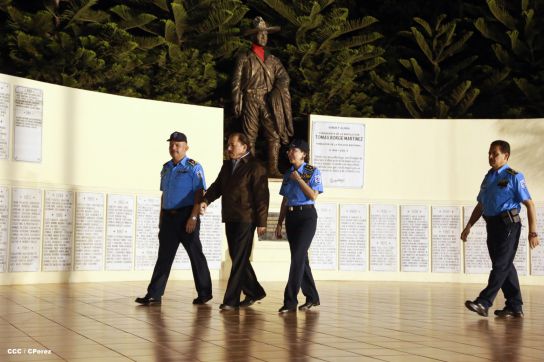 Daniel y Rosario presiden graduación de nuevos miembros de la Policía Nacional