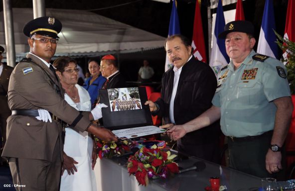 Daniel y Rosario presiden graduación de cadetes del Ejército