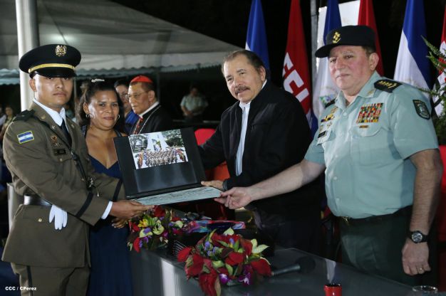 Daniel y Rosario presiden graduación de cadetes del Ejército
