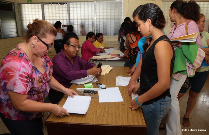 Padres de familia acuden a centros educativos en inicio de matrículas 2015
