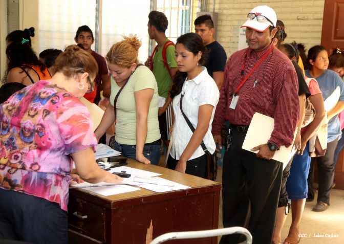 Padres de familia acuden a centros educativos en inicio de matrículas 2015