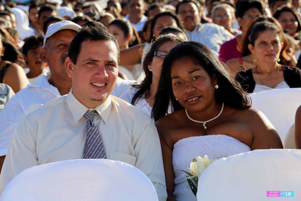 400 parejas se dan el “sí acepto” en boda masiva de Tu Nueva Radio Ya