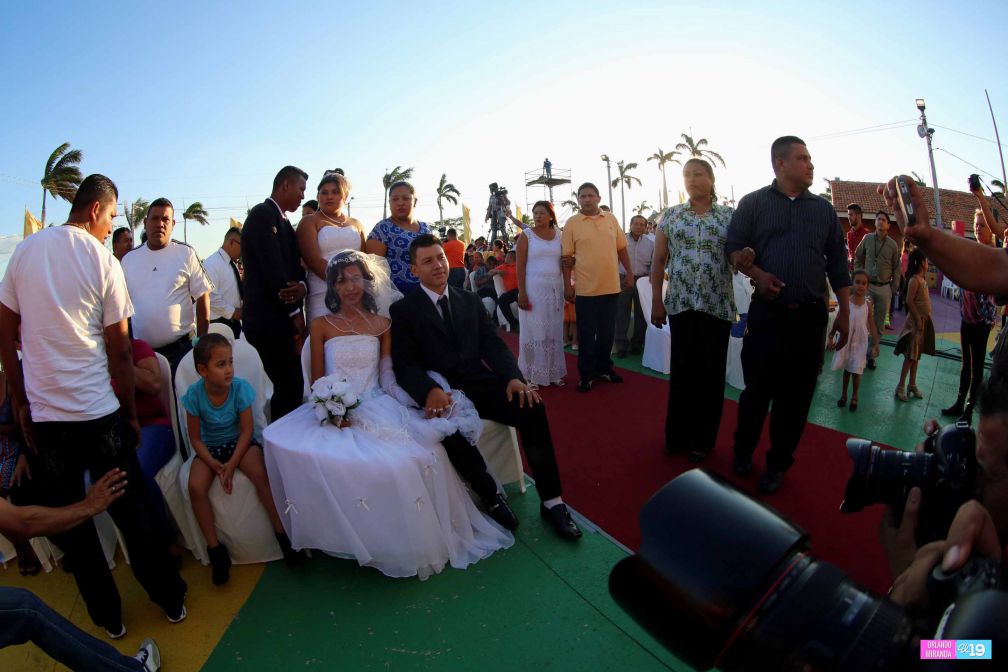 400 parejas se dan el “sí acepto” en boda masiva de Tu Nueva Radio Ya