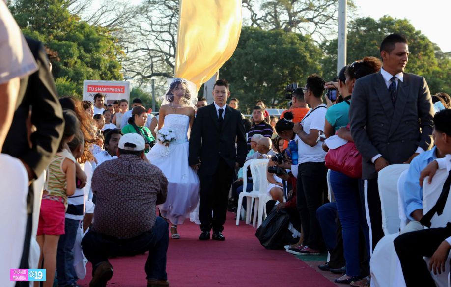 400 parejas se dan el “sí acepto” en boda masiva de Tu Nueva Radio Ya