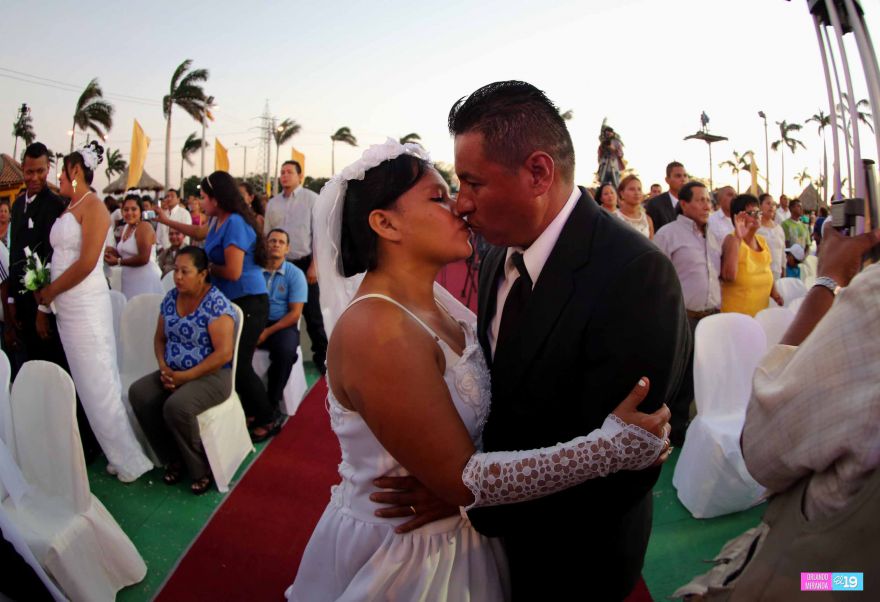 400 parejas se dan el “sí acepto” en boda masiva de Tu Nueva Radio Ya