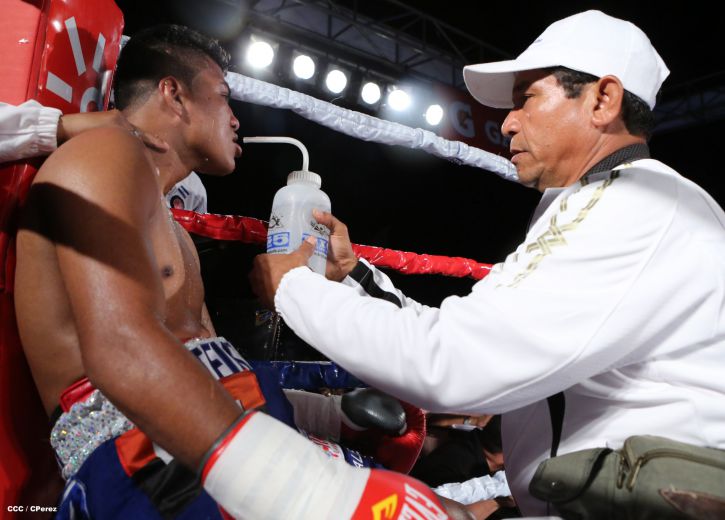 "Chocolatito" González noquea al mexicano Valentín León en Nicaragua 
