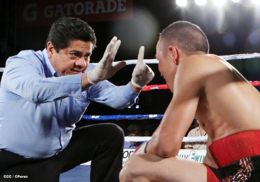 "Chocolatito" González noquea al mexicano Valentín León en Nicaragua 