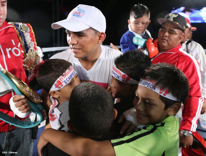 "Chocolatito" González noquea al mexicano Valentín León en Nicaragua 