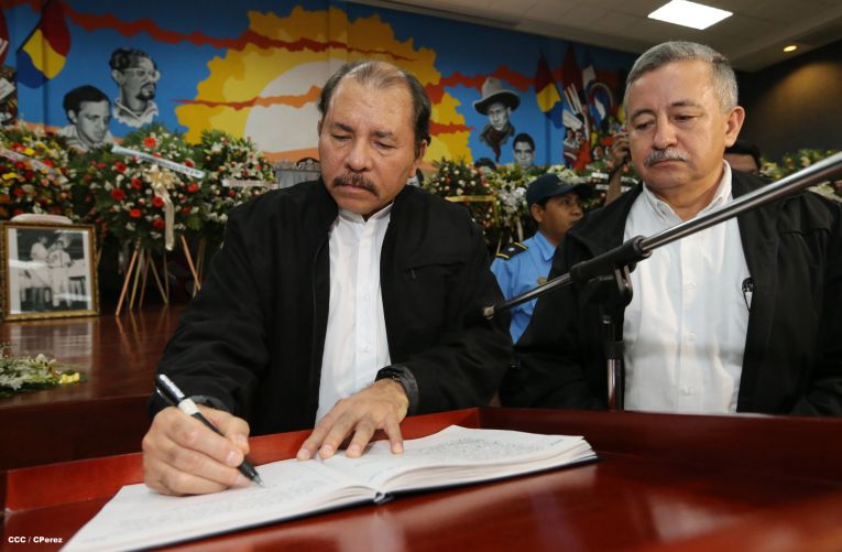 Presidente Daniel rinde homenaje póstumo al Rector Elmer Cisneros