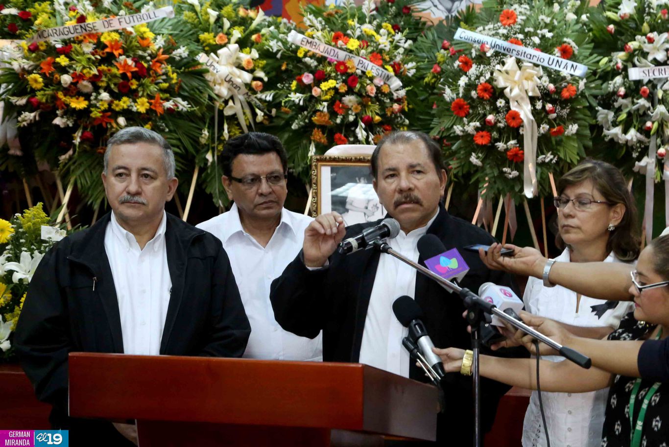 Presidente Daniel rinde homenaje póstumo al Rector Elmer Cisneros