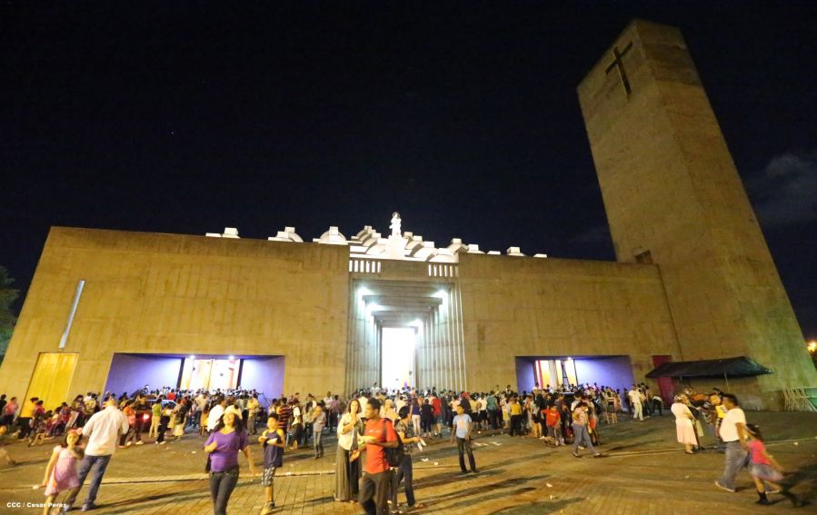 Cardenal Brenes celebra junto a feligreses de Managua la Misa de la Cena del Señor